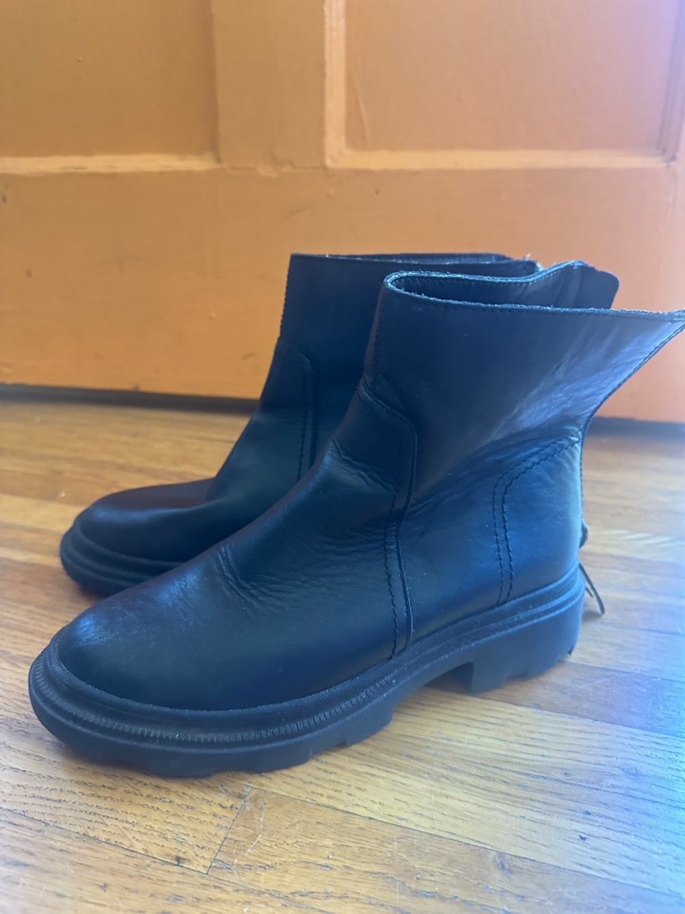 Naturalizer Black Leather Lug Sole Back Zip Ankle Boots Sz 6.5 - Picture 4 of 8
